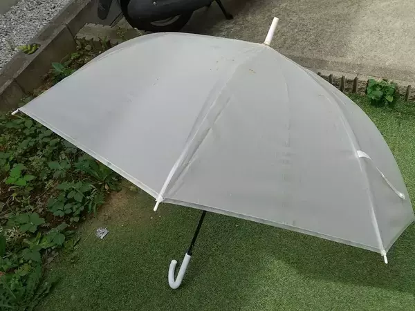 ほうきに『逆さまの傘』を固定すると？　思わぬ使い道に「よく思いついた！」【掃除テク4選】