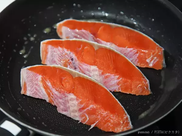 魚をフライパンで焼く時、油は引く？引かない？　「皮が破れない焼き方」を和平フレイズに聞いた