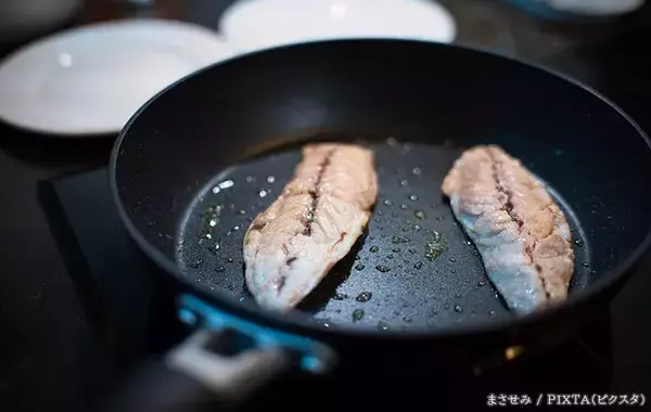 魚をフライパンで焼く時、油は引く？引かない？　「皮が破れない焼き方」を和平フレイズに聞いた