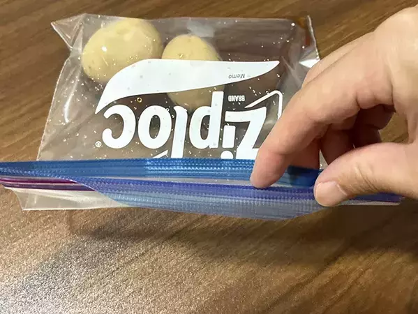 ジッパー袋を『割り箸』で挟むと？　保存の悩みが解決する『5秒ワザ』