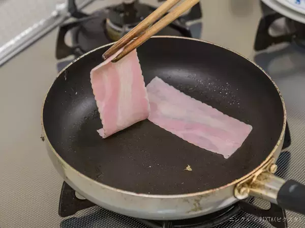 ベーコンを焼く時、油は引く？引かない？　プロに聞いた！カリッと香ばしくなる焼き方