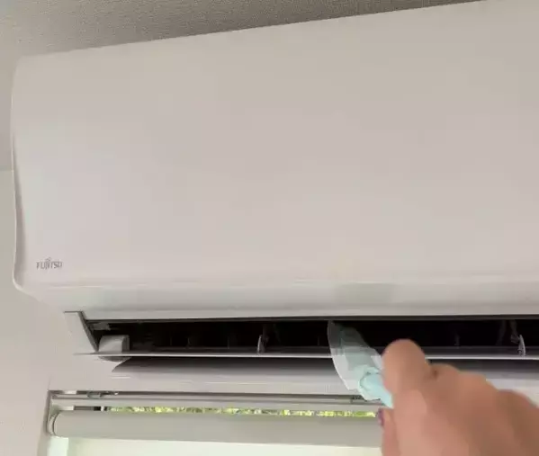 エアコン掃除に100均グッズを活用！　サッと拭くだけで汚れ落ち抜群