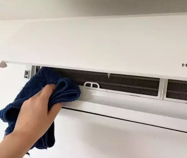 エアコン掃除に100均グッズを活用！　サッと拭くだけで汚れ落ち抜群
