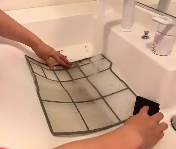 エアコン掃除に100均グッズを活用！　サッと拭くだけで汚れ落ち抜群