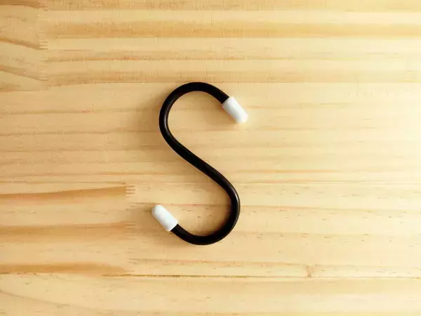 S字フックに『シリコンゴム』を通すと？　可動域を制限したら効果バツグン！【意外な使い道4選】