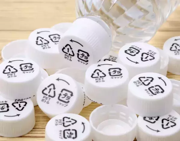 ペットボトルの蓋『2個』を活用　細々した小物をまとめる収納術が便利！【収納テク4選】