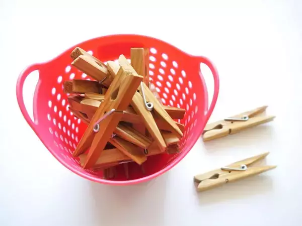 じゃない使い方に「その手があったか！」 100均『木製クリップ』の活用法【裏ワザ4選】