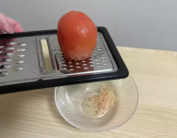 トマト、冷凍したはいいけどどう食べる？　削ってご飯に盛ったら新感覚の一品に