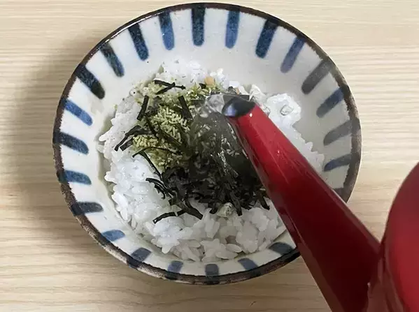 トマト、冷凍したはいいけどどう食べる？　削ってご飯に盛ったら新感覚の一品に
