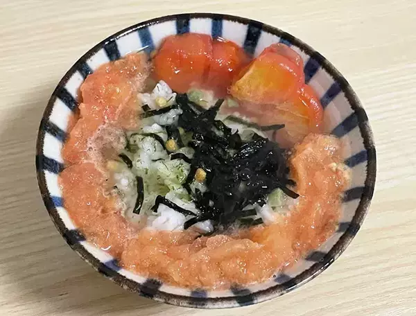 トマト、冷凍したはいいけどどう食べる？　削ってご飯に盛ったら新感覚の一品に