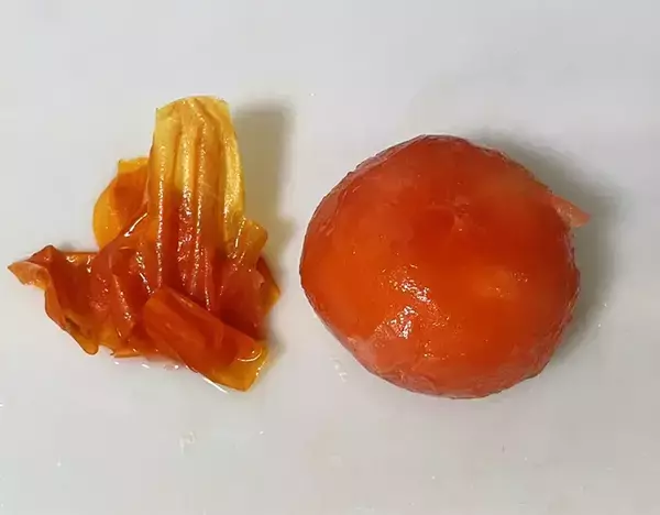 トマト、冷凍したはいいけどどう食べる？　削ってご飯に盛ったら新感覚の一品に