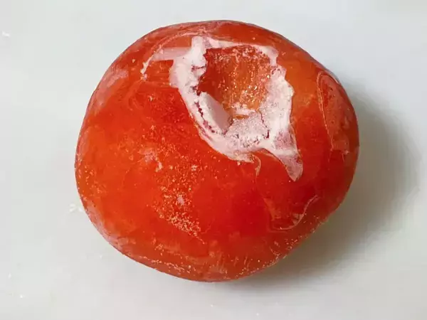 トマト、冷凍したはいいけどどう食べる？　削ってご飯に盛ったら新感覚の一品に