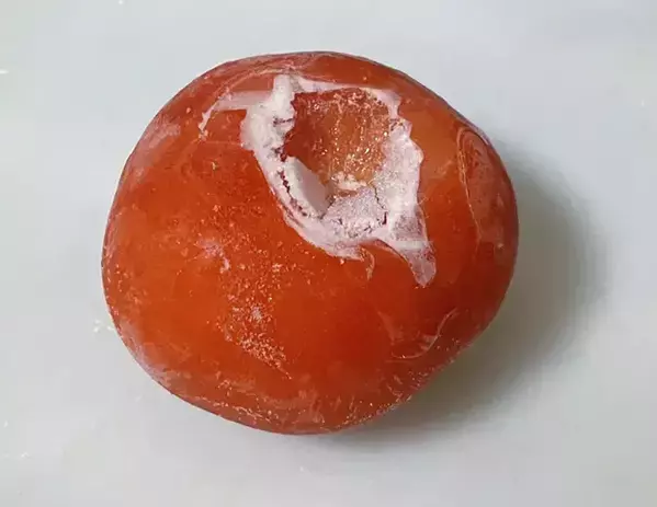 トマト、冷凍したはいいけどどう食べる？　削ってご飯に盛ったら新感覚の一品に