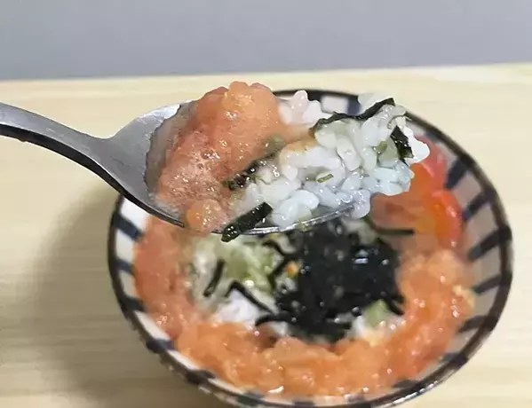 トマト、冷凍したはいいけどどう食べる？　削ってご飯に盛ったら新感覚の一品に
