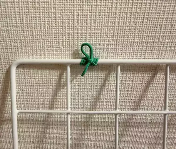 結束バンドでつないだワイヤーネット　山折りにしたら洗面所で大活躍！