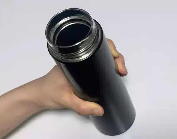 使い古した歯ブラシ、スポンジに差し込むと？　できたモノが専用グッズに変身！【お手入れ術4選】