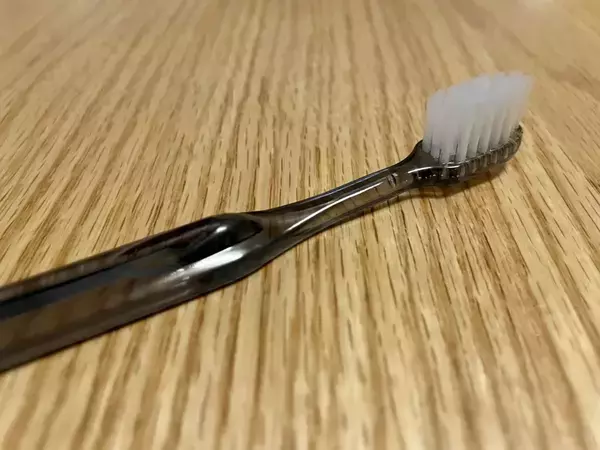 使い古した歯ブラシ、スポンジに差し込むと？　できたモノが専用グッズに変身！【お手入れ術4選】