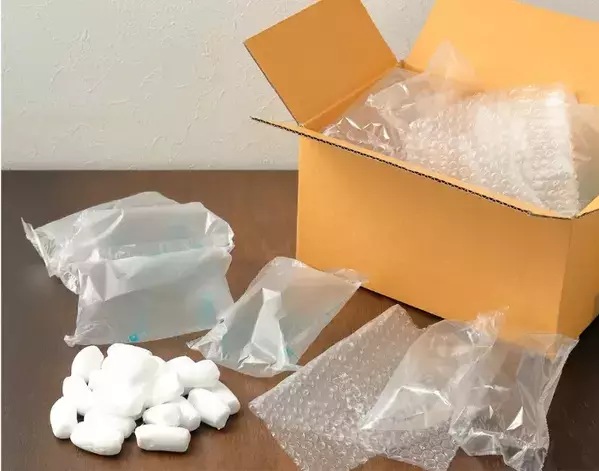 『気泡緩衝材』をワイパーに挟んでみて！　凹凸でホコリ集めに「大活躍」【日用品活用術4選】