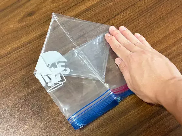 ジッパー袋が便利な『ゴミ箱』になる！　キッチンが快適になる30秒ワザ