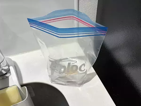 ジッパー袋が便利な『ゴミ箱』になる！　キッチンが快適になる30秒ワザ