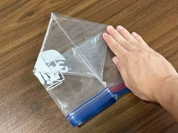 ジッパー袋が便利な『ゴミ箱』になる！　キッチンが快適になる30秒ワザ