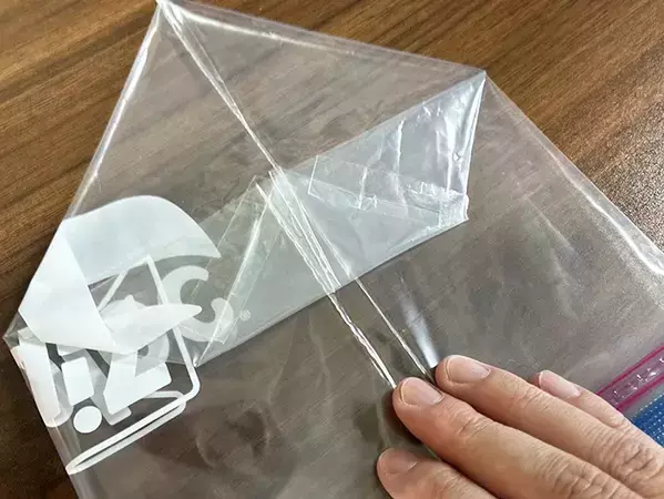 ジッパー袋が便利な『ゴミ箱』になる！　キッチンが快適になる30秒ワザ