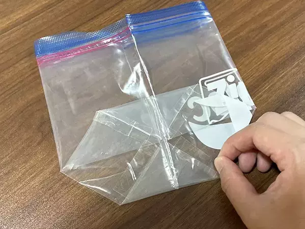 ジッパー袋が便利な『ゴミ箱』になる！　キッチンが快適になる30秒ワザ