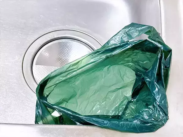 専用ホルダー不要！　100均『ゲルテープ』で作る生ゴミ入れ