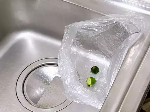 専用ホルダー不要！　100均『ゲルテープ』で作る生ゴミ入れ