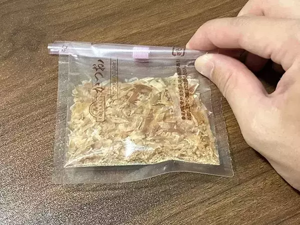ストローを2回切るだけ！　調味料の保存がラクになる『1分ワザ』