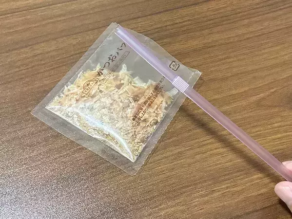 ストローを2回切るだけ！　調味料の保存がラクになる『1分ワザ』