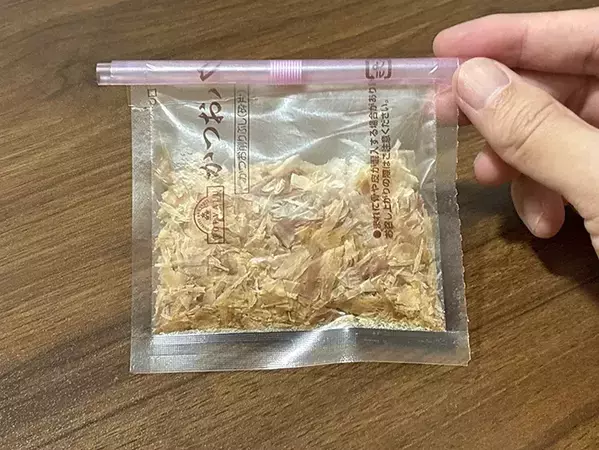 ストローを2回切るだけ！　調味料の保存がラクになる『1分ワザ』