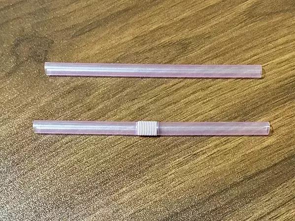 ストローを2回切るだけ！　調味料の保存がラクになる『1分ワザ』