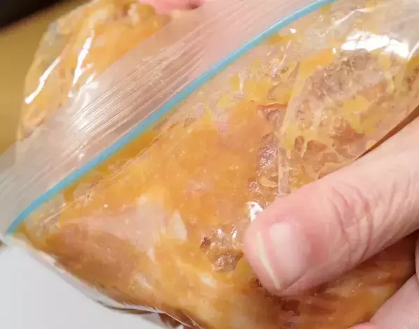 カレー保存で「ジッパーが汚れない！」　袋口を『折るだけ』の簡単テク【保存のコツ4選】