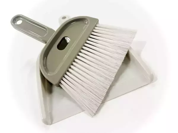 ほうきの先に『布テープ』を貼ると？　剥がすだけで「片づけ完了」【掃除テク4選】