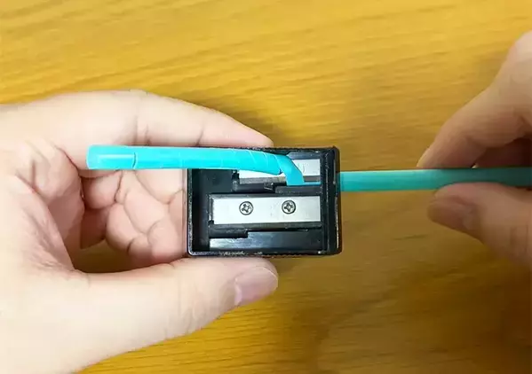 余ったストローを『鉛筆削り』で削ると実用的　コード類の整理で役立つ裏ワザが、こちら！