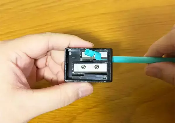 余ったストローを『鉛筆削り』で削ると実用的　コード類の整理で役立つ裏ワザが、こちら！