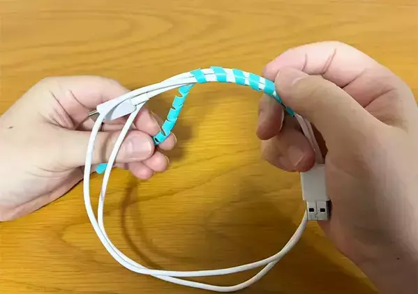 余ったストローを『鉛筆削り』で削ると実用的　コード類の整理で役立つ裏ワザが、こちら！