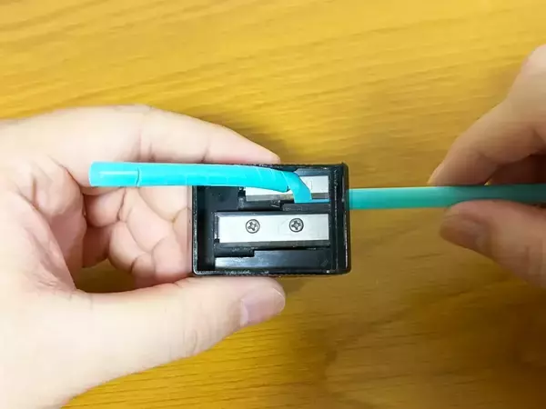 余ったストローを『鉛筆削り』で削ると実用的　コード類の整理で役立つ裏ワザが、こちら！