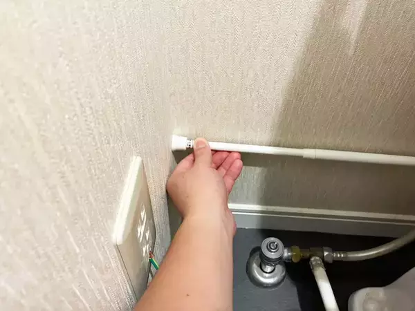 便器裏に『つっぱり棒』を設置すると掃除がラクに！　【作業2分】の手軽な収納術がとても快適