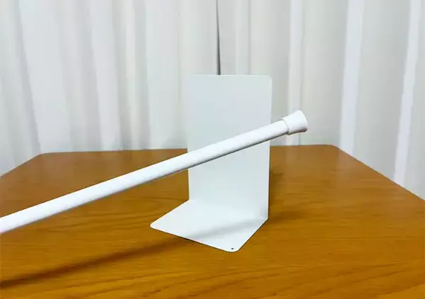 便器裏に『つっぱり棒』を設置すると掃除がラクに！　【作業2分】の手軽な収納術がとても快適