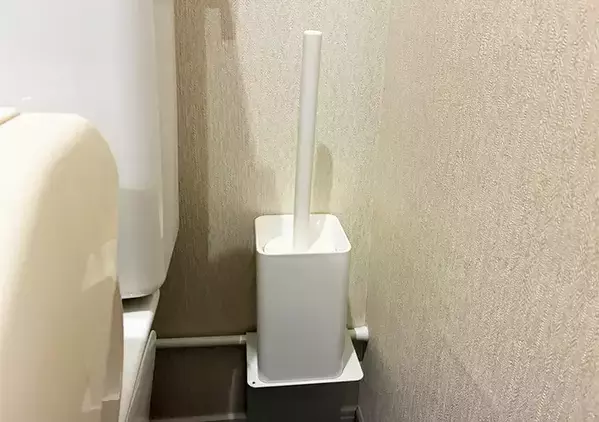 便器裏に『つっぱり棒』を設置すると掃除がラクに！　【作業2分】の手軽な収納術がとても快適