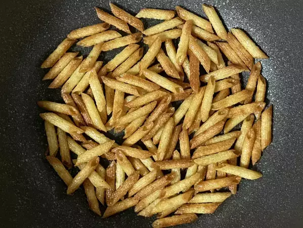 カリカリ食感のスナック、実は『マカロニ』？　10分で作れるお手軽レシピ