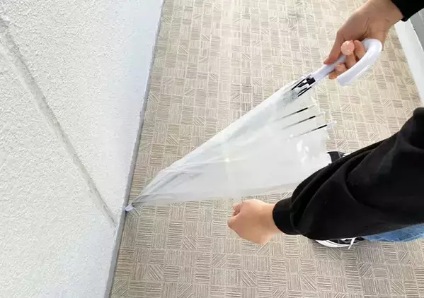 『手を濡らさずに傘をたたむ裏ワザ』が手軽で便利　雨の日にすぐ試せるアイディアがこちら
