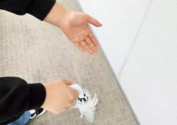 『手を濡らさずに傘をたたむ裏ワザ』が手軽で便利　雨の日にすぐ試せるアイディアがこちら