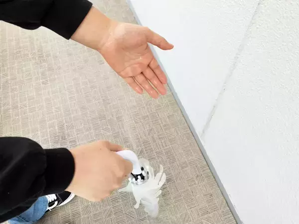 『手を濡らさずに傘をたたむ裏ワザ』が手軽で便利　雨の日にすぐ試せるアイディアがこちら