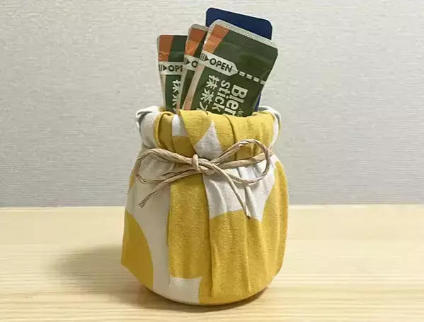 キッチンの収納に便利な空きビン　ハンカチと組み合わせてみると『卓上インテリア』に！