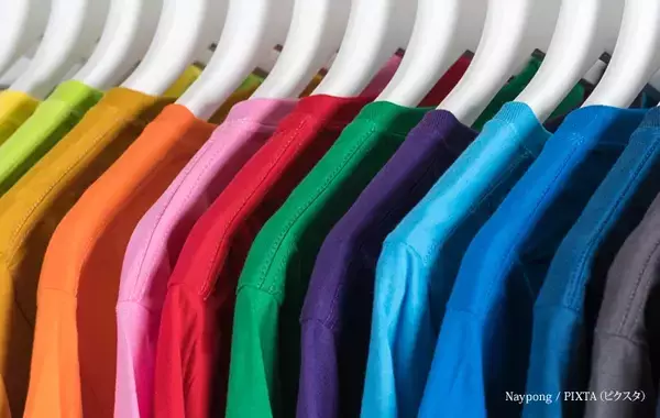 白Tシャツと黒Tシャツの洗濯、分ける？一緒でいい？　洗濯のプロが教える「正解の洗い方」は…