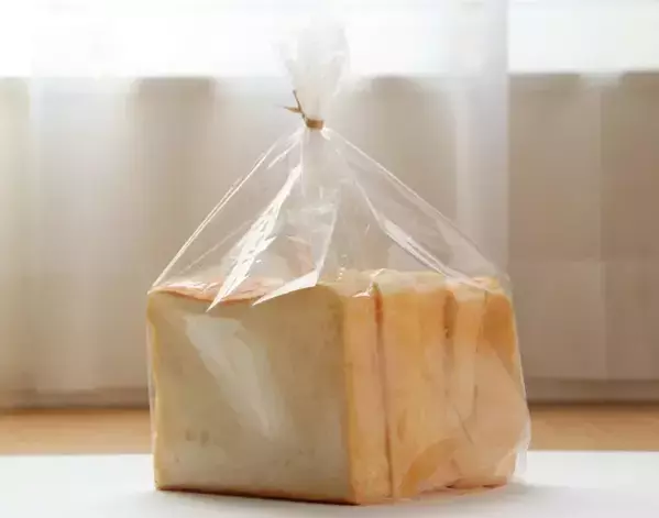 食パンの袋の『しわ』を生かして洗うと？　こびりついた汚れが「スッキリ！」【活用法4選】