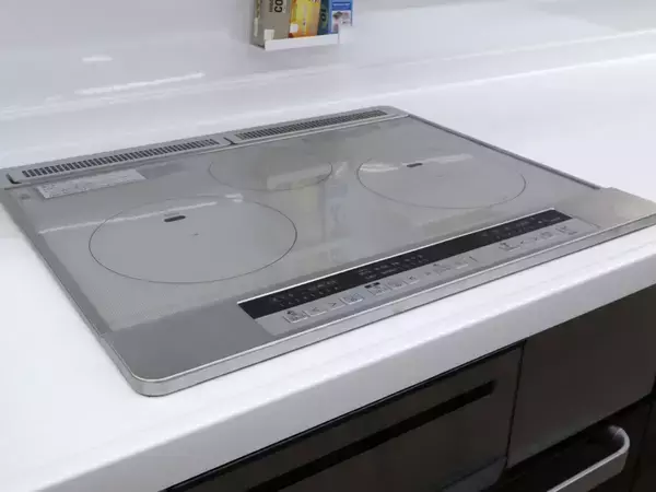 IHの隙間掃除は『木工用接着剤』で解決　24時間待って剥がすだけでピカピカに！【掃除テク4選】